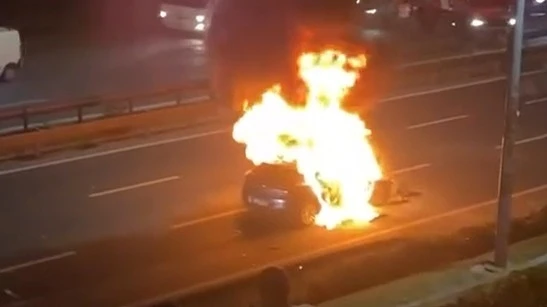 Kağıthane’de bariyere çarpan otomobil alev aldı, o anlar kameralara yansıdı
