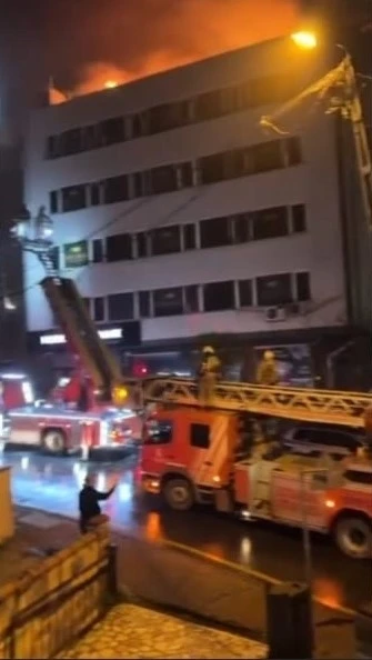 Kağıthane&rsquo;de binanın &ccedil;atısı alevlere teslim oldu
