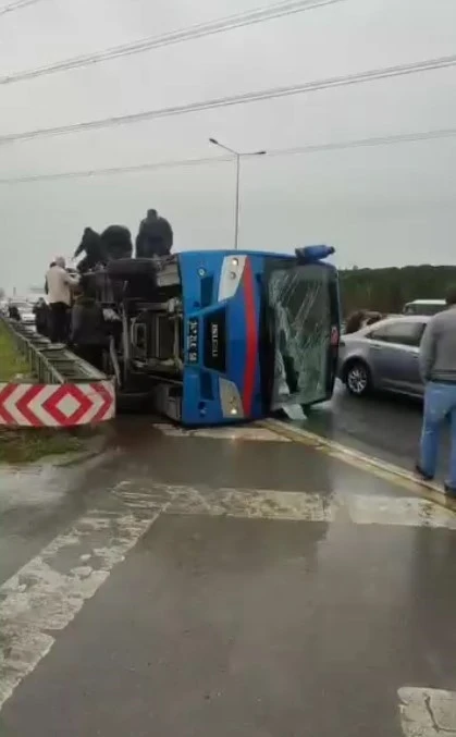 Kağıthane&rsquo;de cezaevi nakil aracı devrildi: 2 jandarma personeli ağır olmak &uuml;zere 19 yaralı
