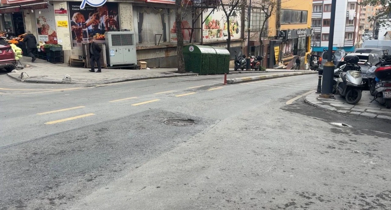 Kağıthane&rsquo;de feci kaza kamerada: Motosikletin &ccedil;arptığı berber hayatını kaybetti
