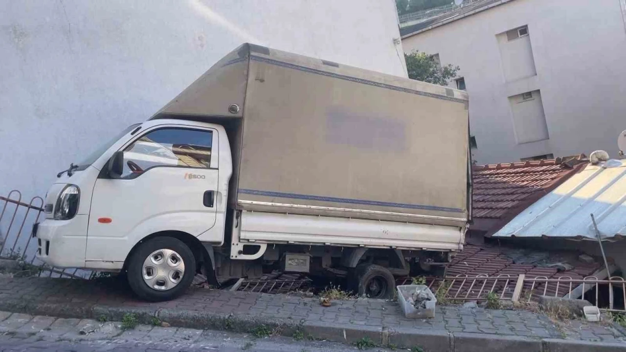 Kağıthane&rsquo;de geri kayan kamyonet evin &ccedil;atısına d&uuml;şt&uuml;
