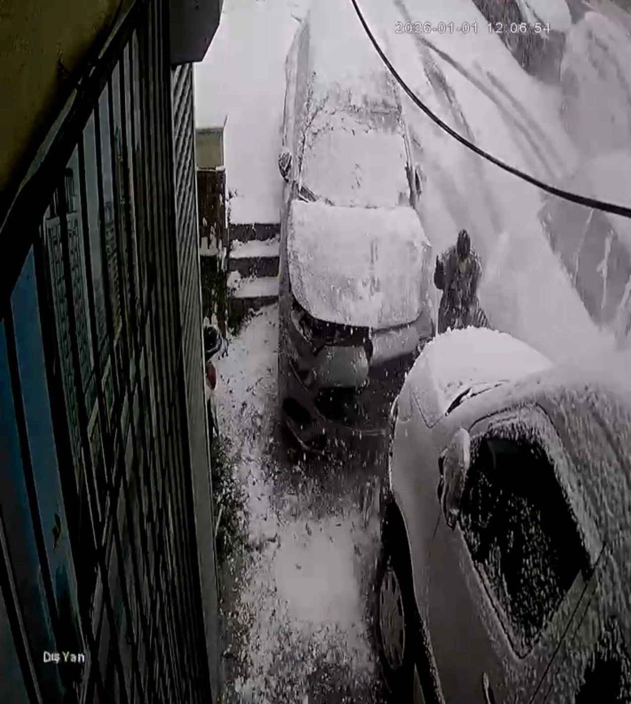 Kağıthane&rsquo;de inanılmaz kurtuluş kamerada: İki aracın arasında kalmaktan son anda kurtuldu
