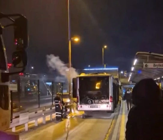 Kağıthane’de metrobüsün motor bölümü yandı, seferler kısa süre durduruldu
