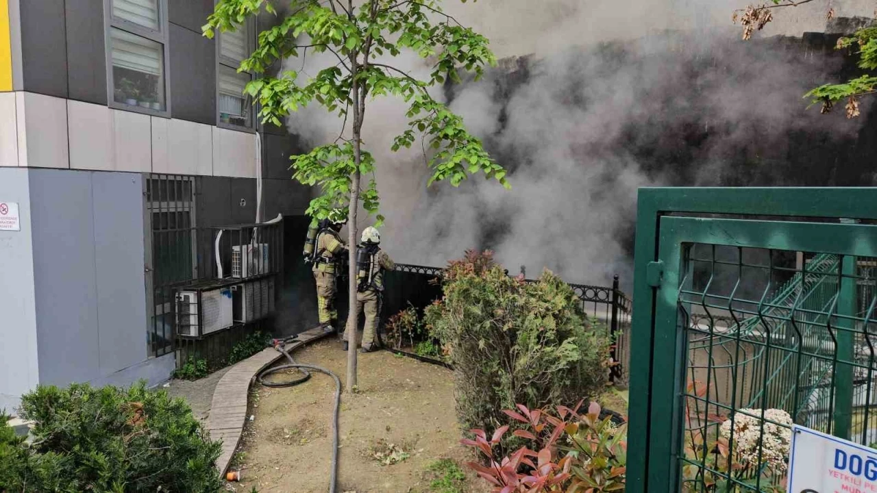 Kağıthane&rsquo;de metruk binada başlayan yangın yanındaki binaya sirayet etti: 1 yaralı
