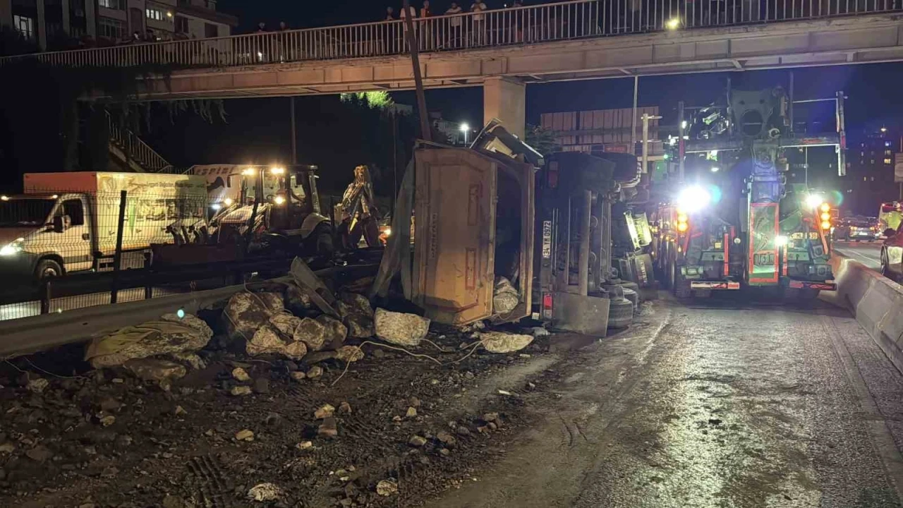 Kağıthane’de moloz yüklü hafriyat kamyonu devrildi: 1 yaralı
