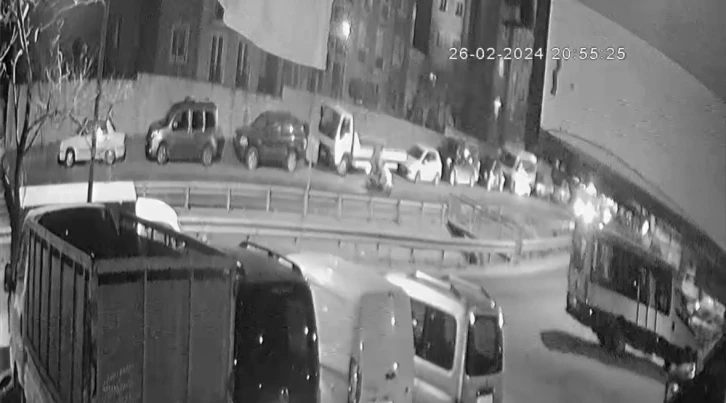 Kağıthane’de polisten kaçışın sonu kazayla bitti: Ters yöne girince ambulansla çarpıştı, ilk müdahaleyi sağlık görevlileri yaptı
