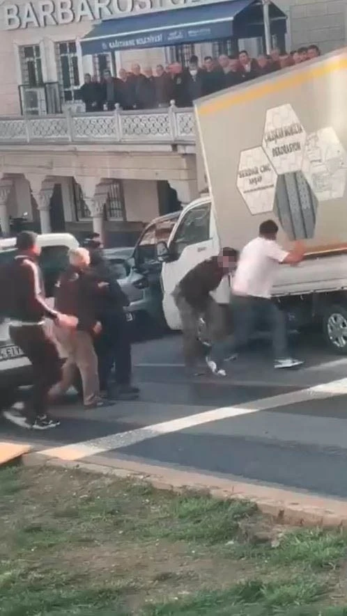 Kağıthane&rsquo;de yol verme tartışması bı&ccedil;aklı kavgaya d&ouml;n&uuml;şt&uuml;: O anlar kamerada
