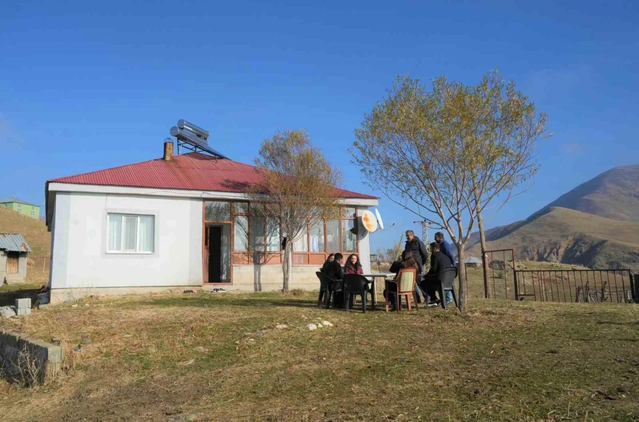 Kahraman öğretmenler devamsızlık yapan öğrenciler için köy köy geziyor
