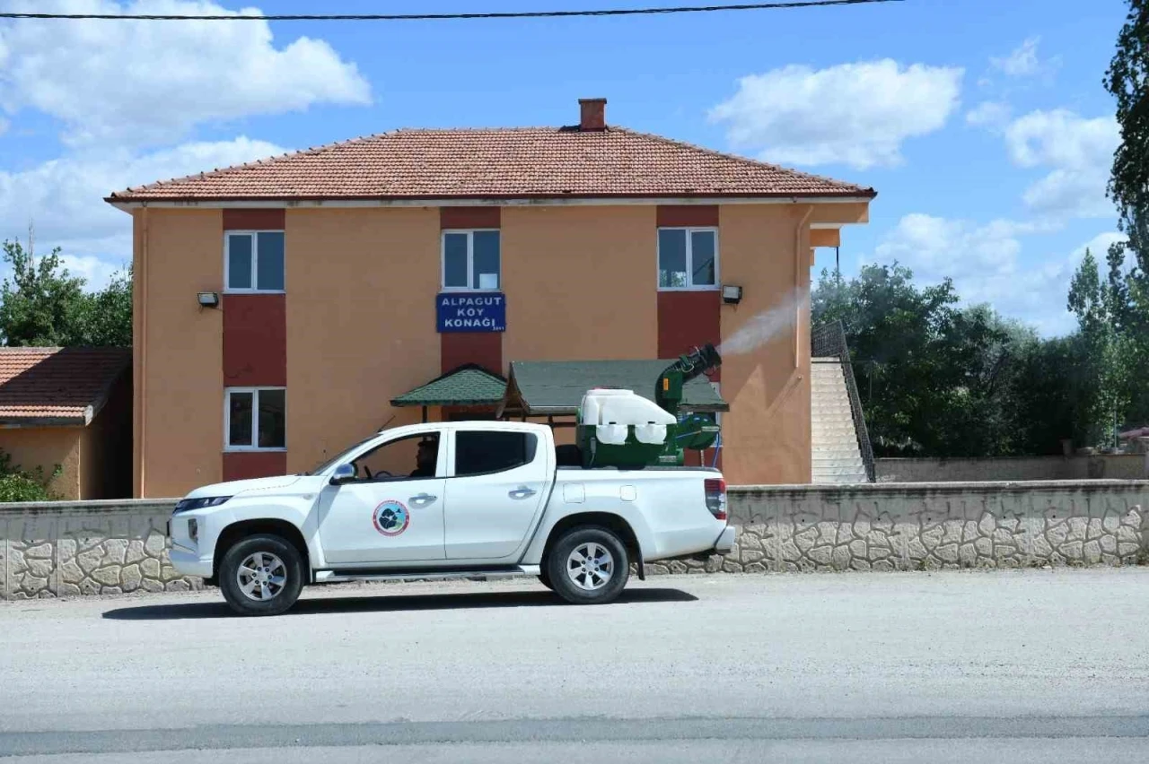 Kahramankazan Belediyesi haşere mesaisinde
