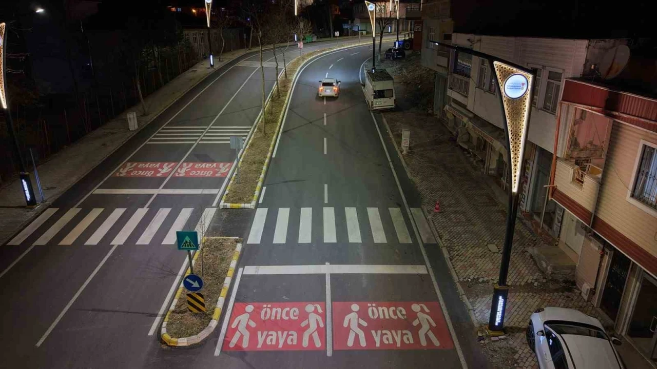 Kahramanmaraş Büyükşehir Belediyesi Andırın’ın prestij caddesini yeniledi
