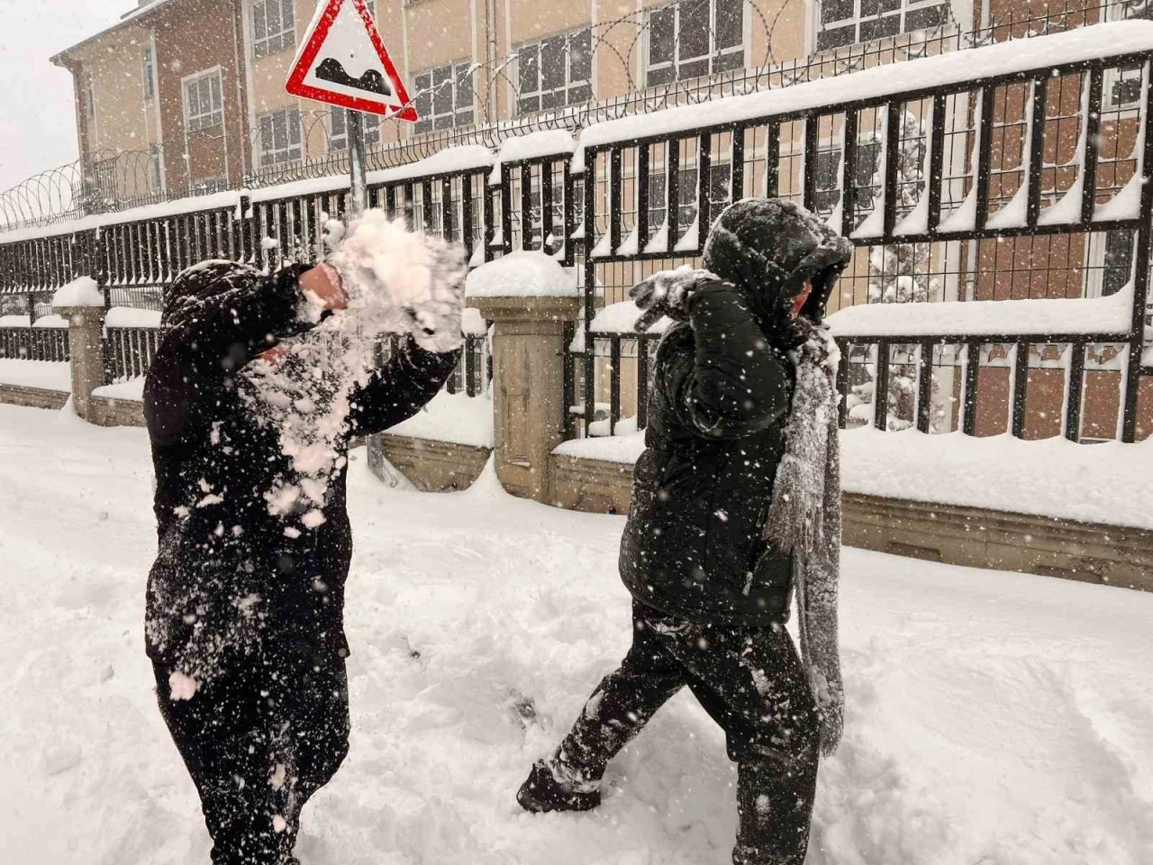 Kahramanmaraş g&uuml;ne karla uyandı: En &ccedil;ok sevinen &ccedil;ocuklar oldu
