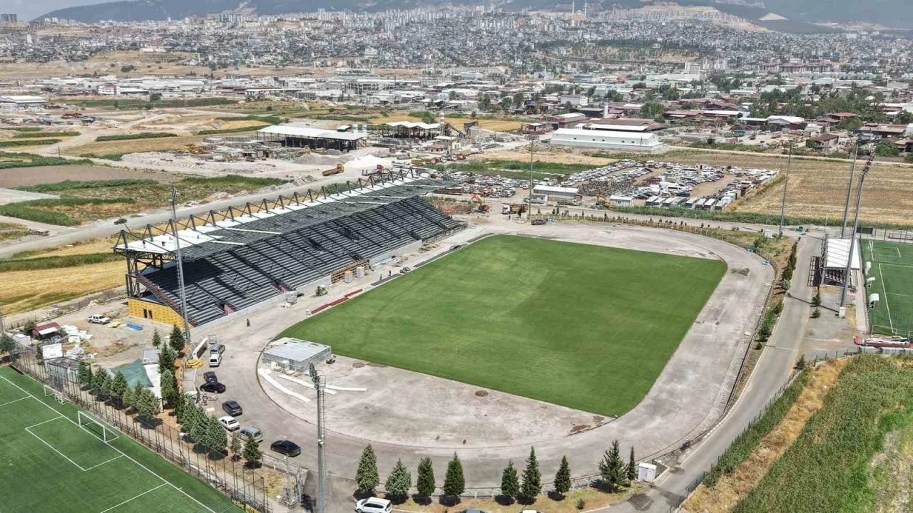 Kahramanmaraş’ta 4 bin kişilik futbol sahası hızla yapılıyor