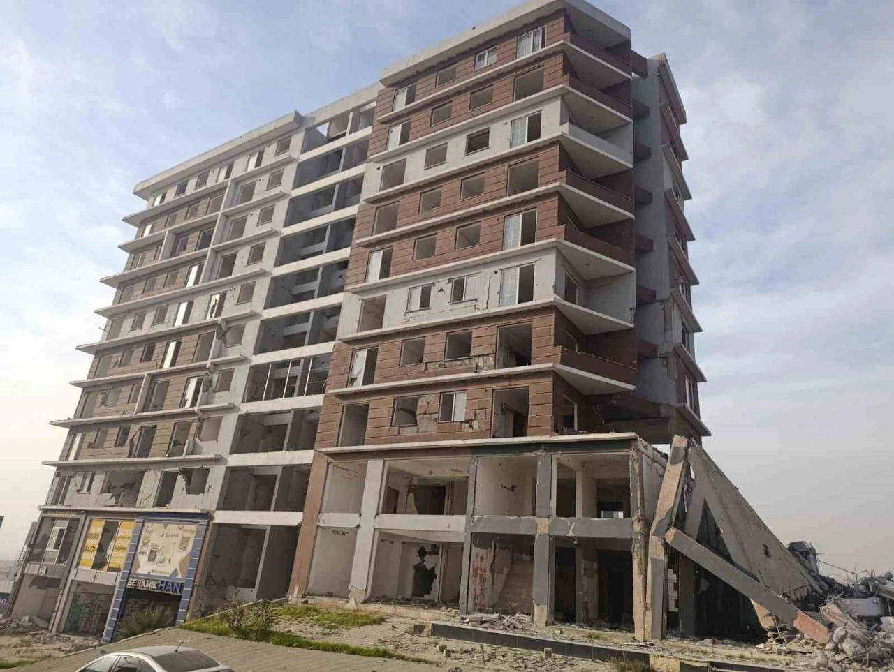 Kahramanmaraş’ta ağır hasarlı binaların yıkımında sona gelindi
