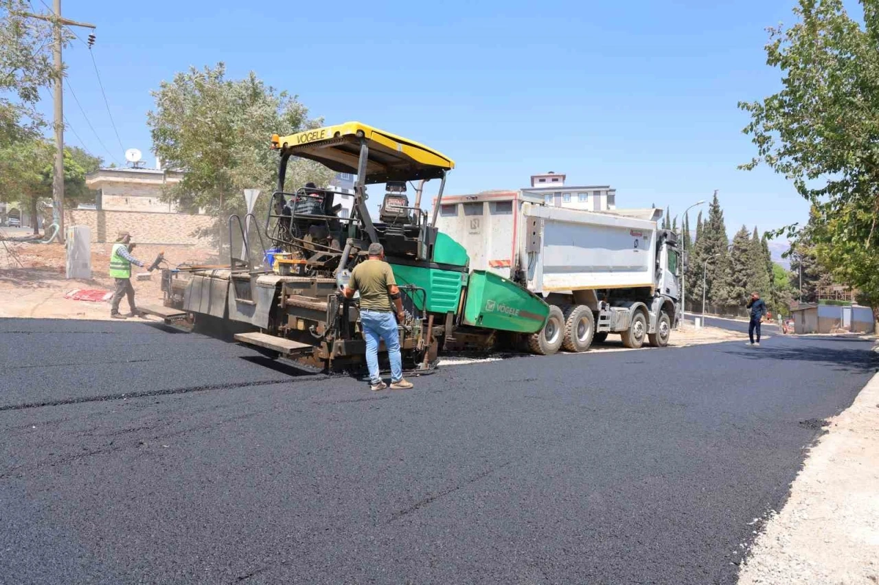 Kahramanmaraş&rsquo;ta asfalt iş&ccedil;ileri bunaltıcı sıcağa rağmen mesaisini s&uuml;rd&uuml;r&uuml;yor
