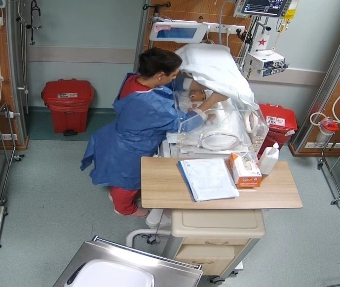 Kahramanmaraş&rsquo;ta bebeği darbeden hemşire her yerde aranıyor
