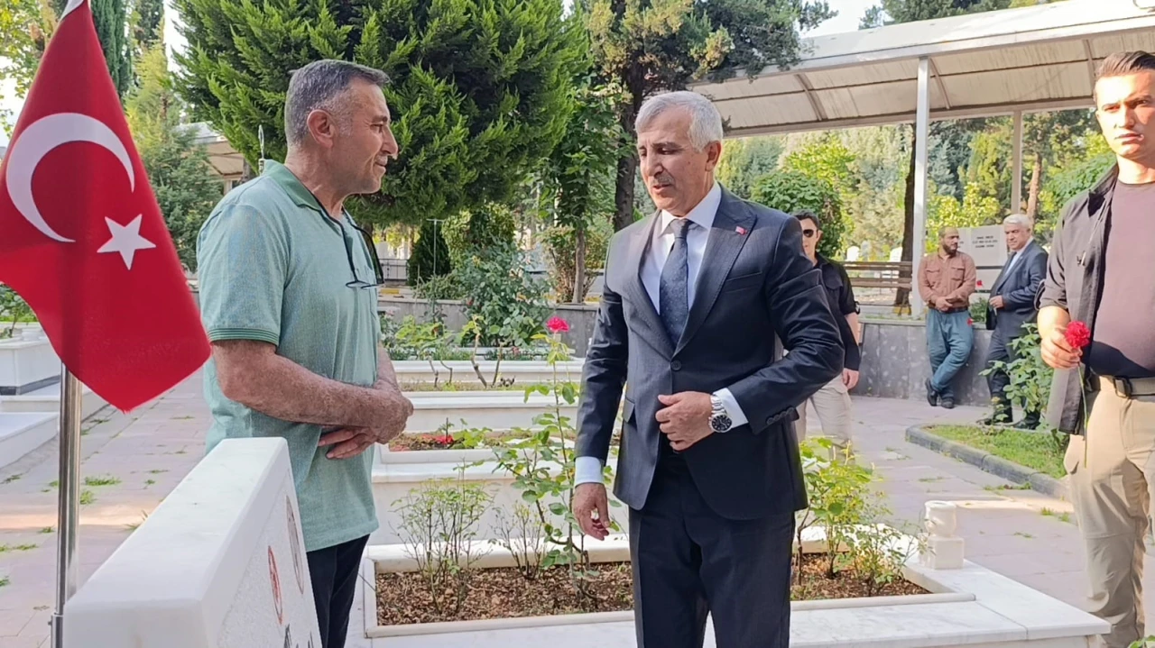Kahramanmaraş’ta deprem şehitleri kabirleri başında anıldı

