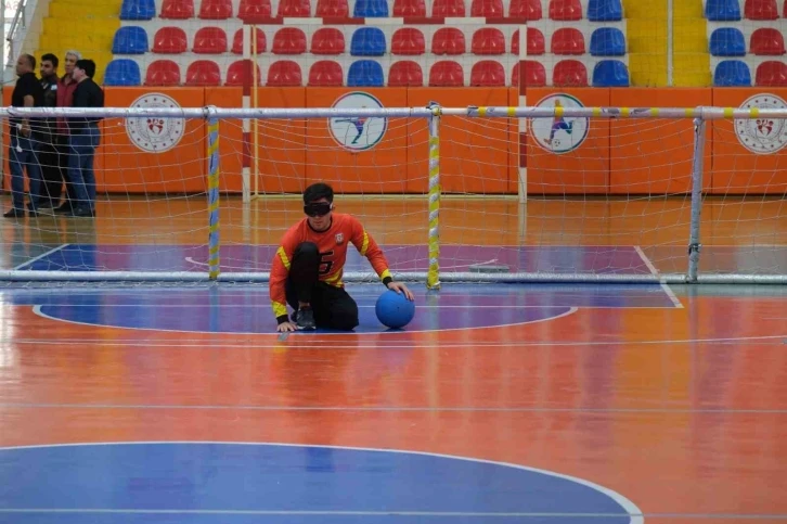 Kahramanmaraş&rsquo;ta depremde hayatını kaybedenler anısına goalball turnuvası d&uuml;zenlendi
