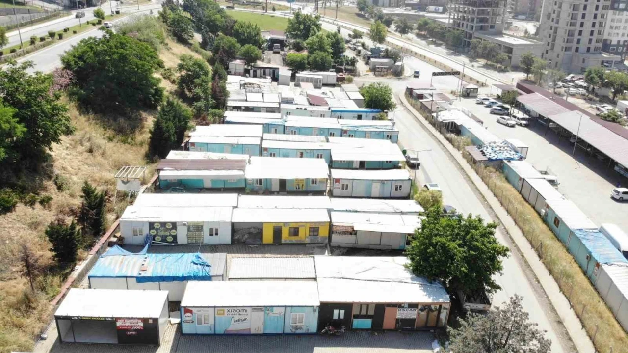 Kahramanmaraş&rsquo;ta esnafa verilen konteynerler kaldırılmaya başlandı
