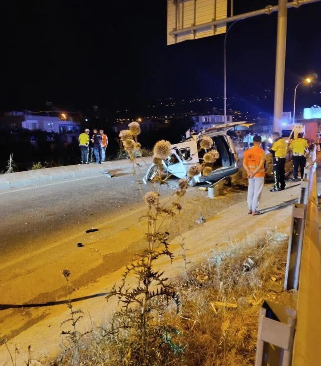 Kahramanmaraş’ta hafif ticari araç bariyere çarptı: 1 ölü, 1 yaralı
