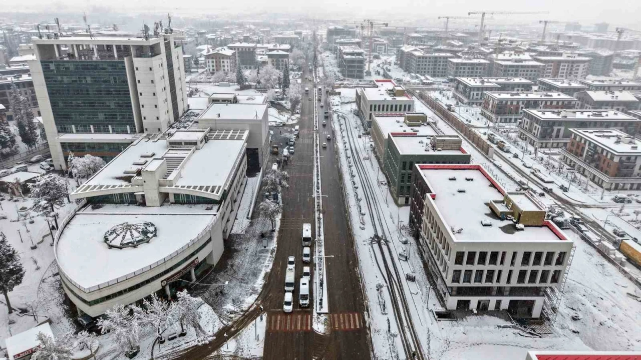Kahramanmaraş&rsquo;ta kar sevinci yaşanırken, ekipler de sahada g&ouml;rev yapıyor
