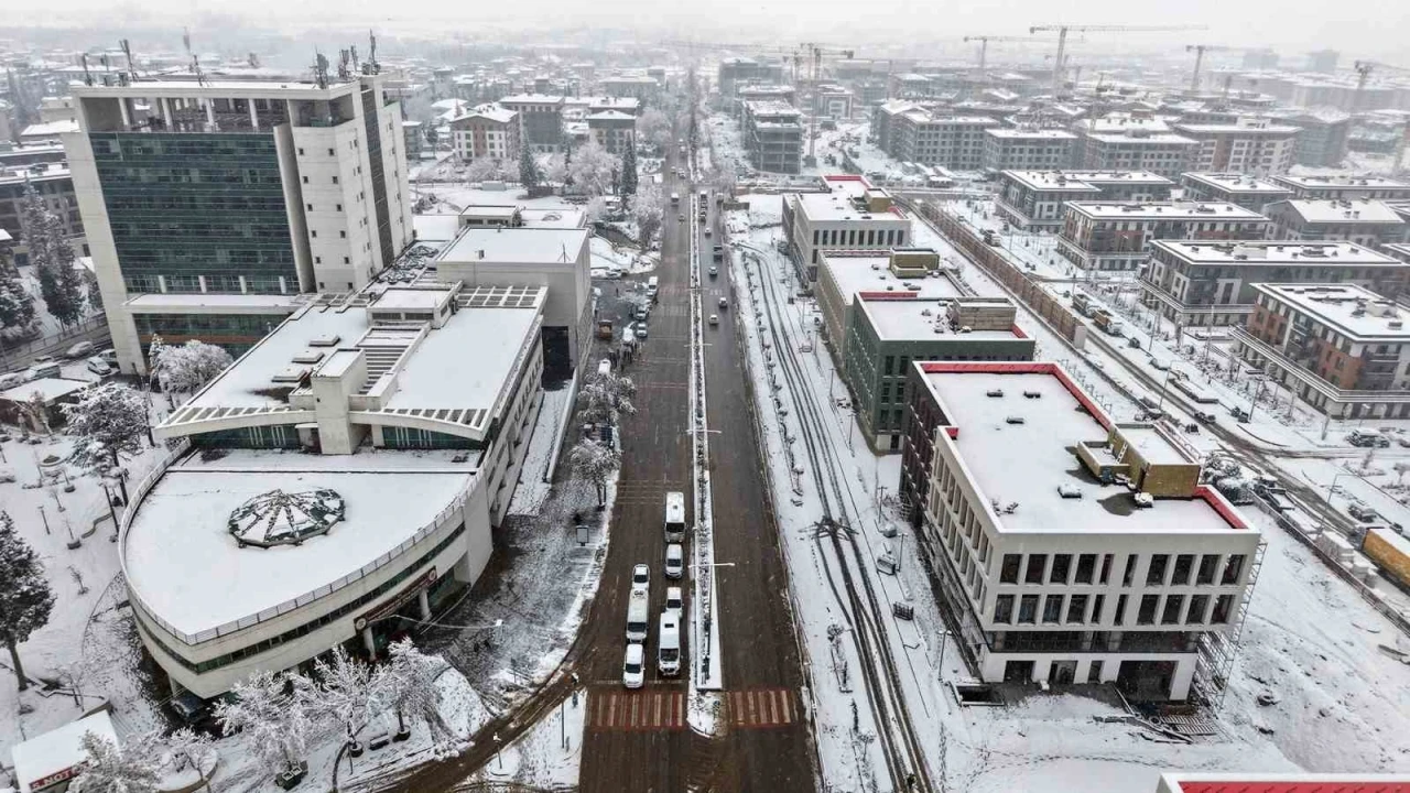 Kahramanmaraş&rsquo;ta kar tatili bir g&uuml;n daha uzatıldı
