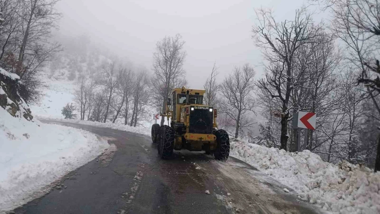 Kahramanmaraş&rsquo;ta karla m&uuml;cadele

