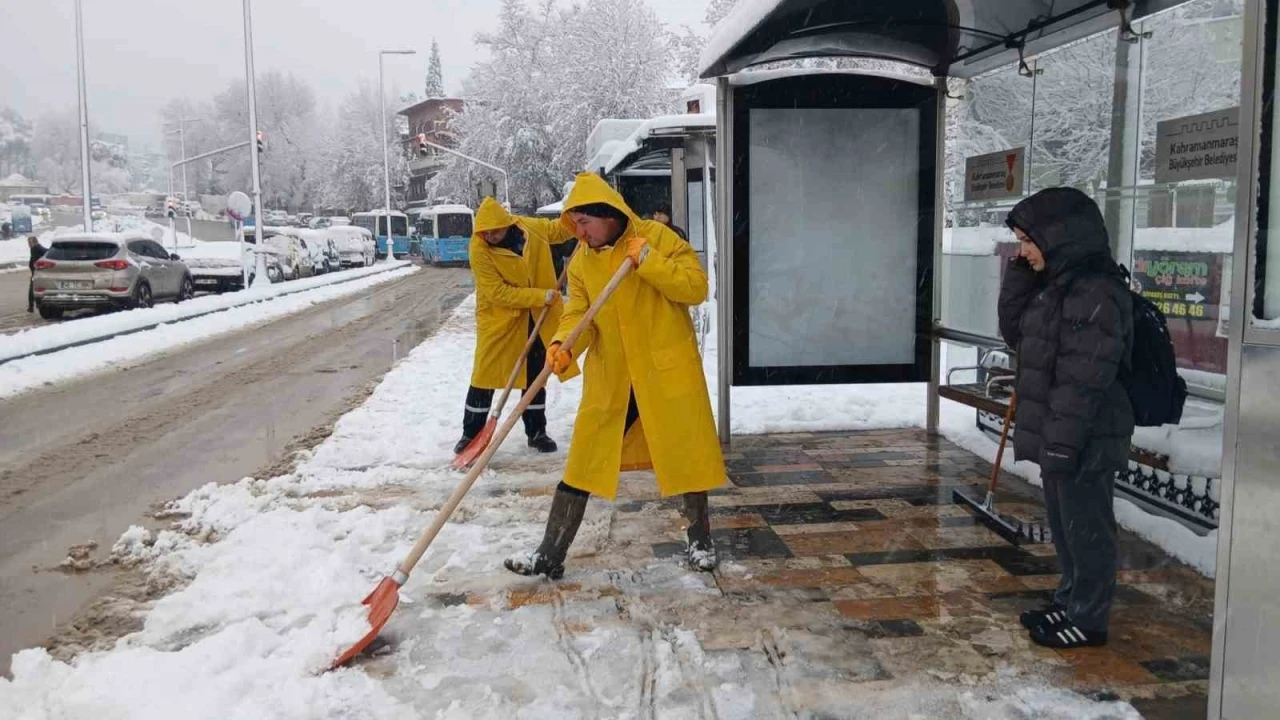 Kahramanmaraş&rsquo;ta yaya yolları temizleniyor
