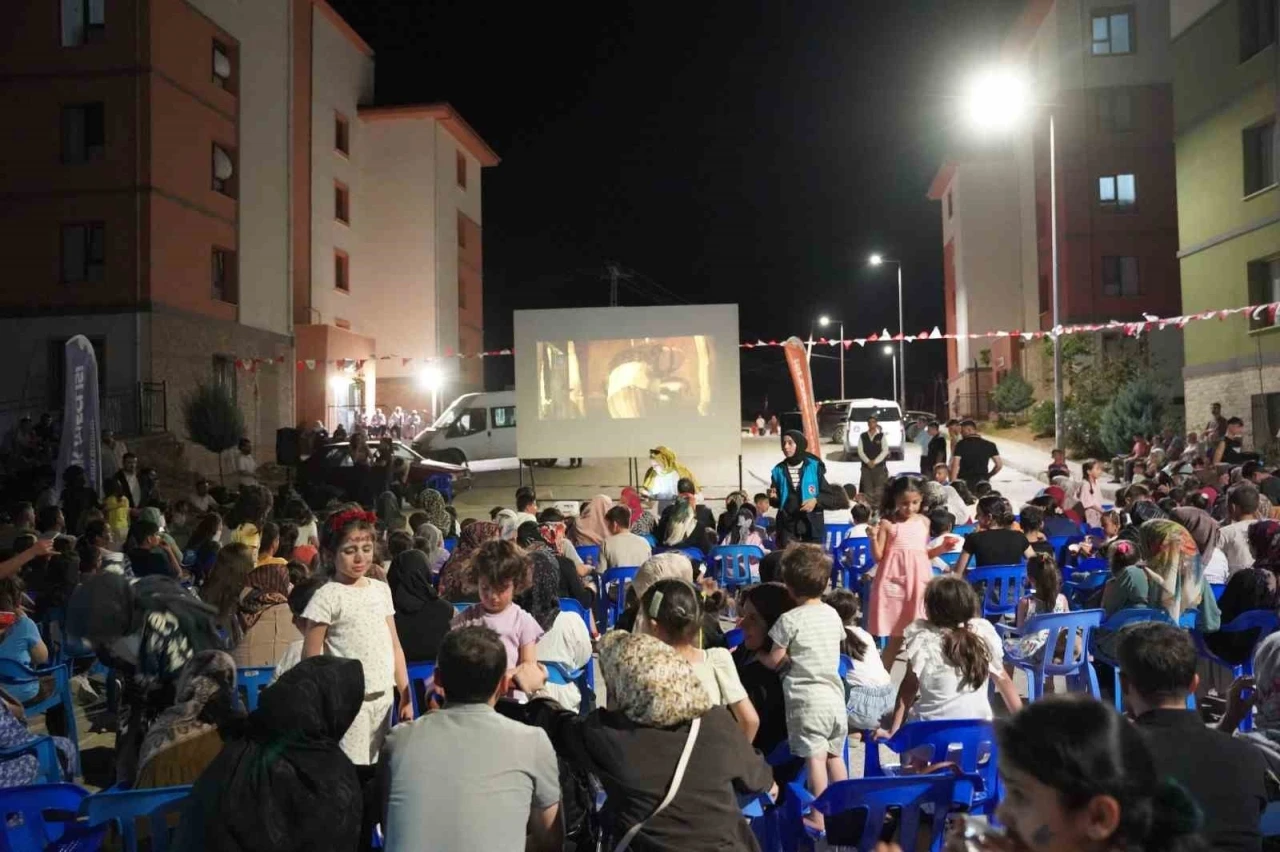Kahta Belediyesi&rsquo;nden &ccedil;ocuklara unutulmaz sinema gecesi
