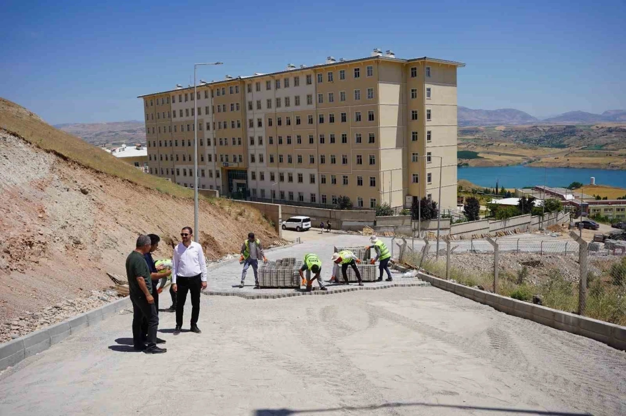 Kahta MYO yolu yeni y&uuml;z&uuml;yle hizmete sunuldu

