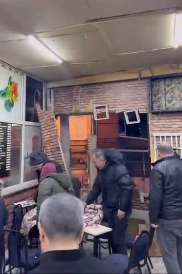 Kahvehanenin duvarları par&ccedil;alansa da oyunlarına devam ettiler
