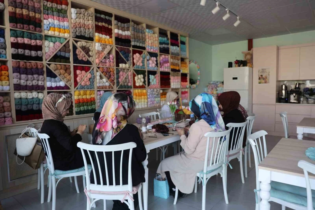 Kalabalıktan sıkıldılar, hayallerini &ouml;rg&uuml; kafeyle ger&ccedil;eğe d&ouml;n&uuml;şt&uuml;rd&uuml;ler
