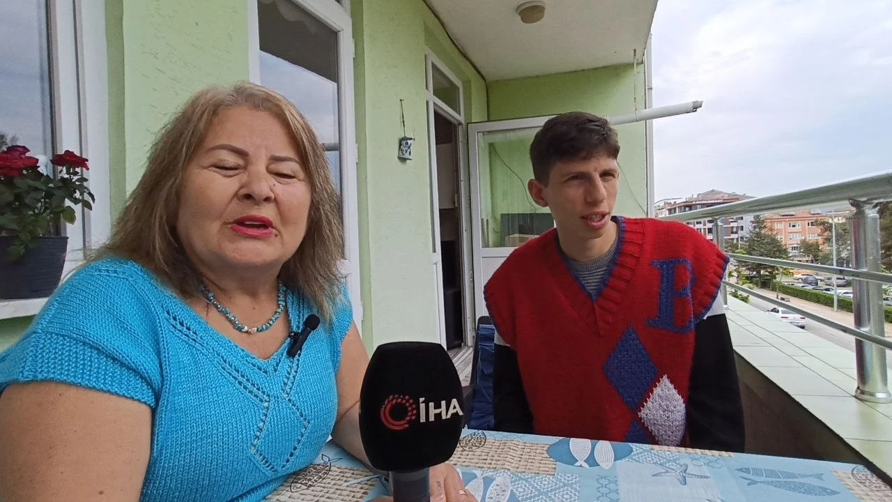Kalbindeki engele piyanoyla direniyor
