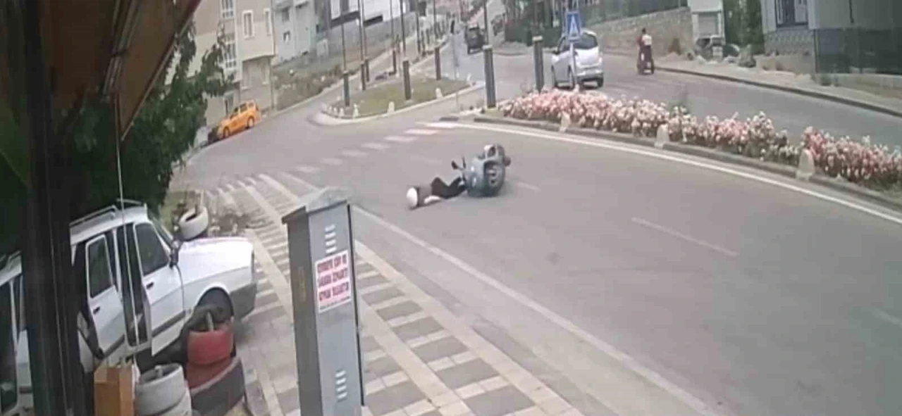 Kaldırıma &ccedil;arpan motosiklet ve s&uuml;r&uuml;c&uuml;n&uuml;n yola savrulduğu anlar kameraya yansıdı: 1 yaralı
