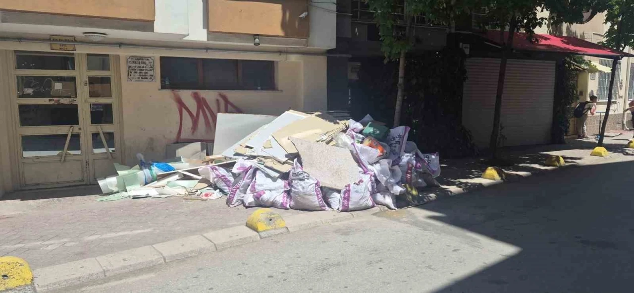Kaldırıma sorumsuzca bırakılan inşaat artıkları
