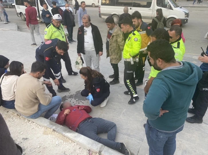 Kaldırımda hareketsiz yatan gen&ccedil; ekipleri harekete ge&ccedil;irdi
