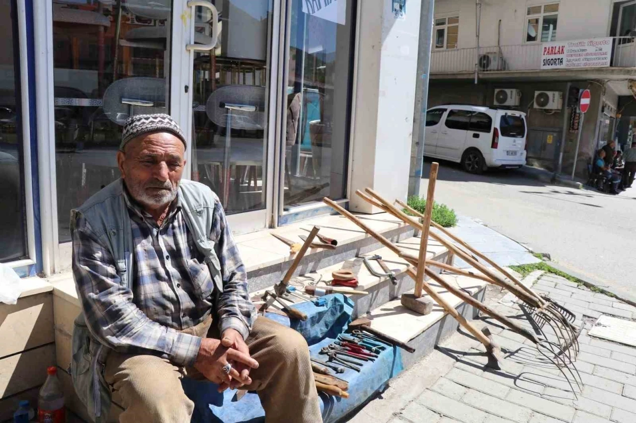 Kaldırımda satışa &ccedil;ıkardığı tarım aletlerini hayırsever iş insanı satın aldı
