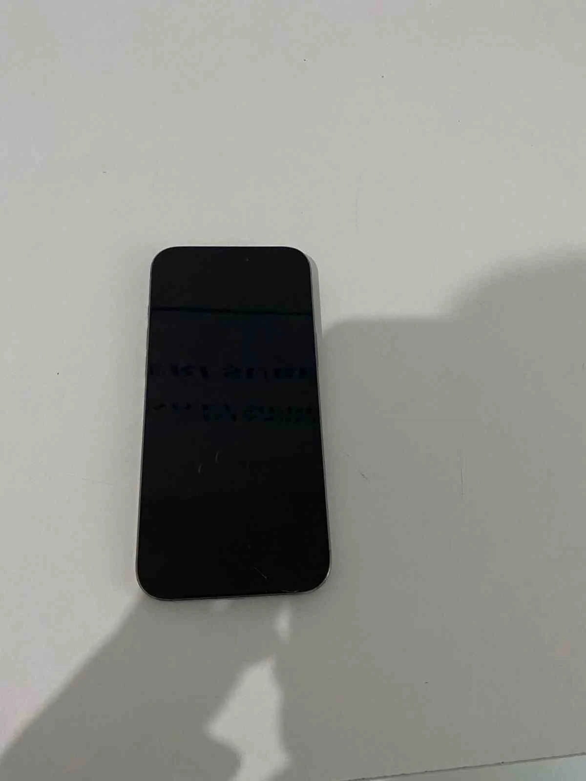 Kaldırımda uyuyan adamın telefonunu çaldı: O anlar kamerada
