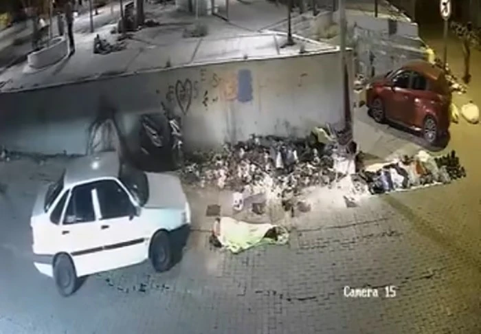 Kaldırımda uyuyanı fark etmedi, &uuml;zerinden otomobille ge&ccedil;ti: O anlar kamerada
