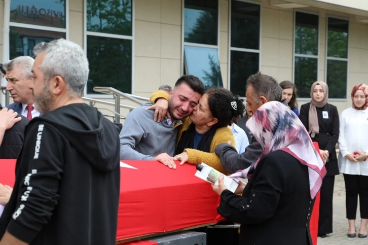 Kaldırımda y&uuml;r&uuml;d&uuml;ğ&uuml; esnada otomobilin &ccedil;arptığı adliye personeline acı t&ouml;ren
