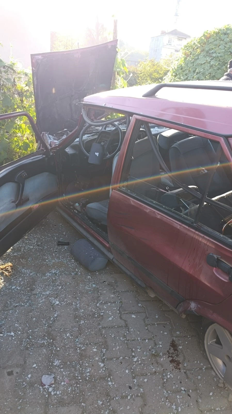 Kaldırımda yürürken dehşeti yaşadılar: Otomobilin altında kalan babaanne ve 2 torunu ağır yaralandı
