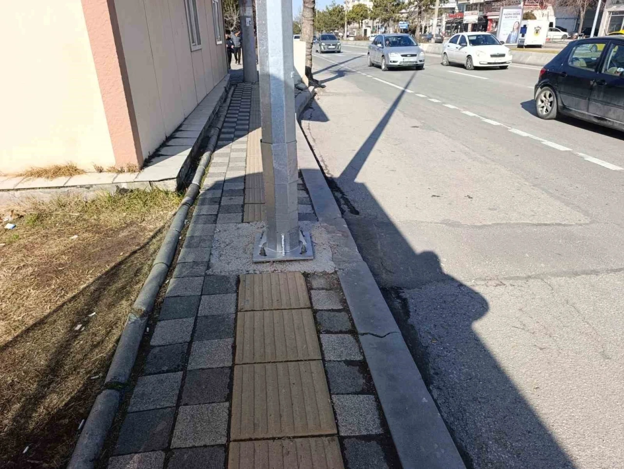 Kaldırımdaki engelli yolu &uuml;zerine direk diktiler
