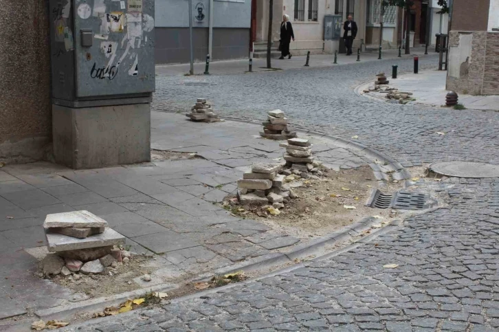 Kaldırımdaki taş dubaların ilgin&ccedil; g&ouml;r&uuml;nt&uuml;s&uuml;
