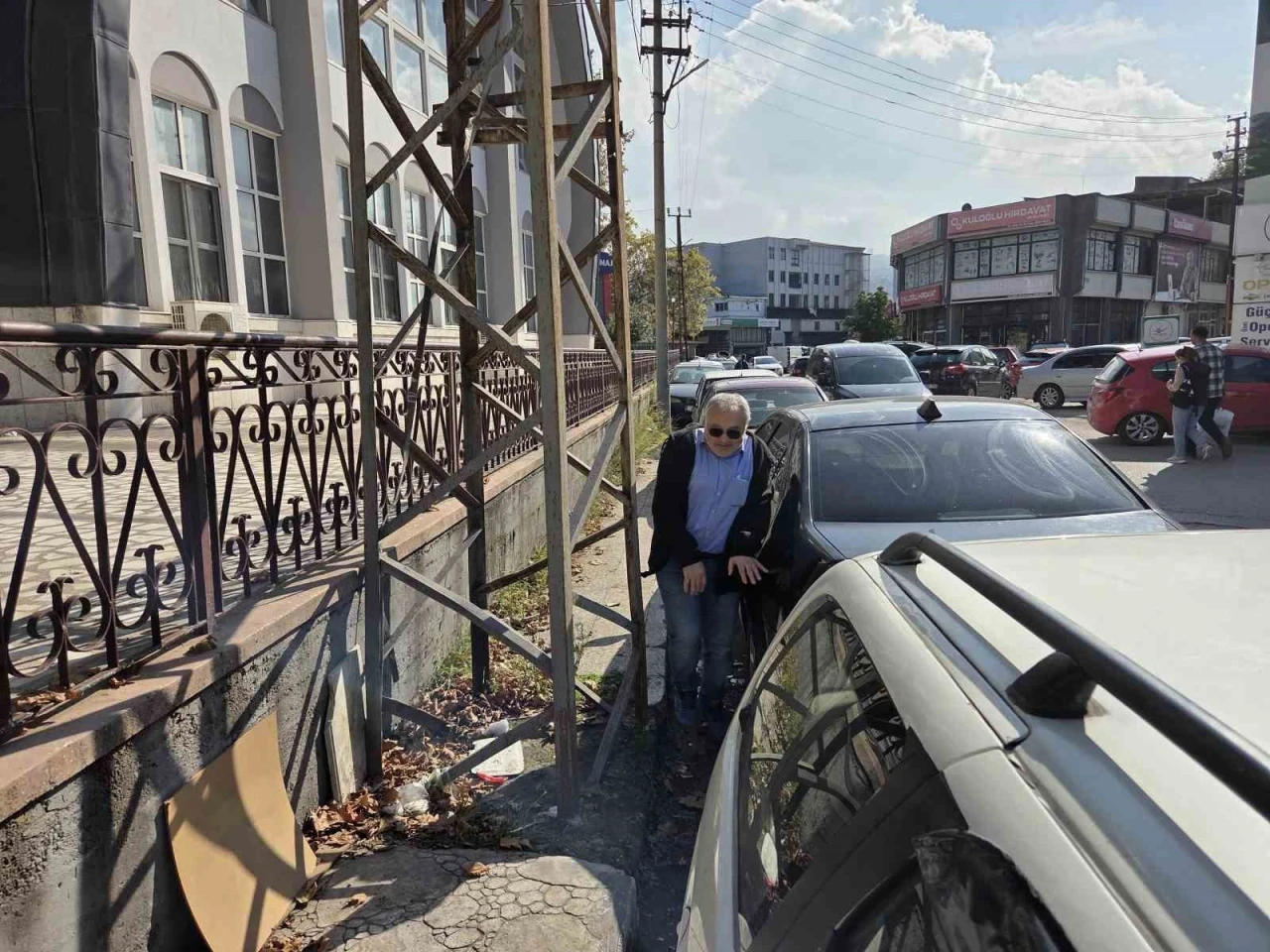 Kaldırımı kapatan elektrik direkleri yayalara geçit vermiyor
