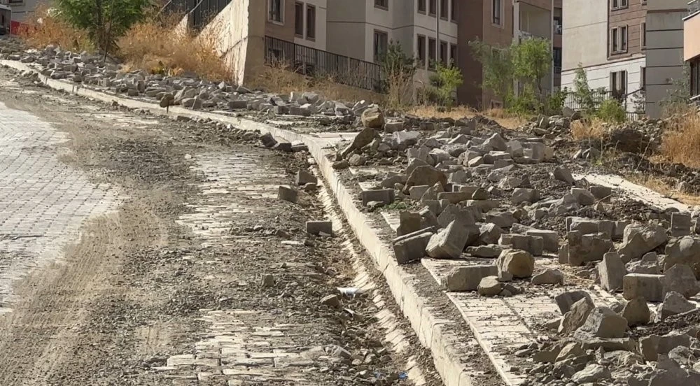 Kaldırımlarda bırakılan moloz yığınları tepkilere neden oldu
