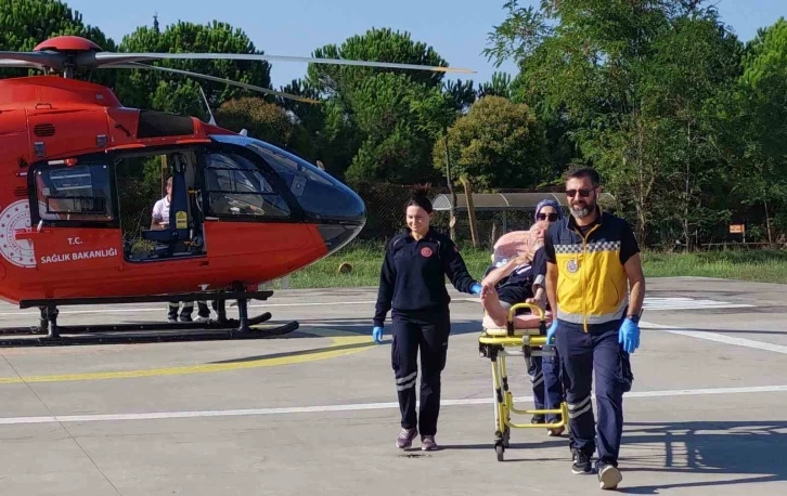 Kalp krizi ge&ccedil;iren yaşlı adamın yardımına ambulans helikopter yetişti
