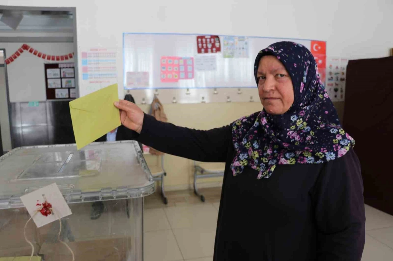 Kalp krizi ge&ccedil;irerek hayatını kaybetmişti, mahalle yeni muhtarını se&ccedil;mek i&ccedil;in sandık başına gitti
