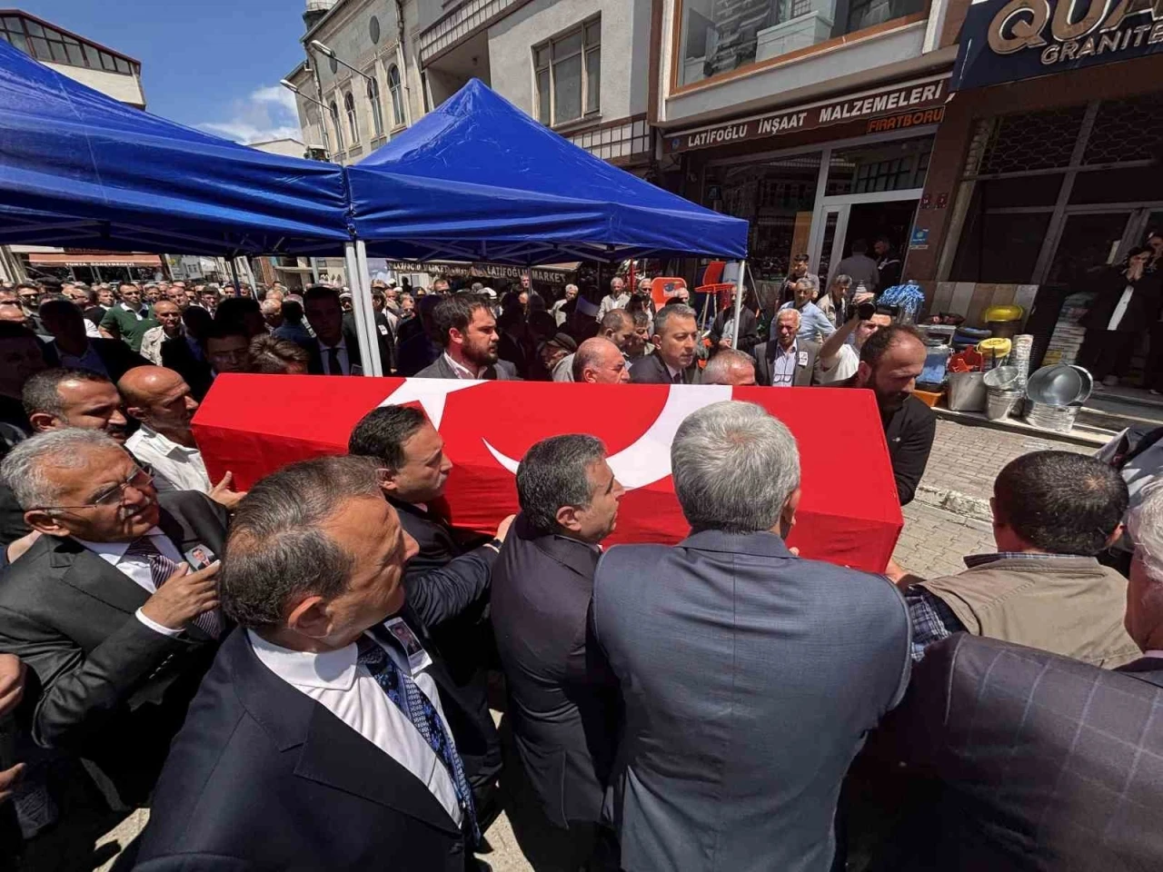 Kalp krizine yenik d&uuml;şen Vali Yardımcısı Şenol Esmer memleketi Trabzon&rsquo;da toprağa verildi
