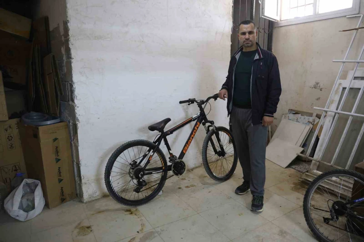 Kameralara yakalanan bisiklet hırsızına "Yazık yaşın genç diye şikayetçi olmadık, bir an önce iş bul ve çalış" diyerek nasihat etti
