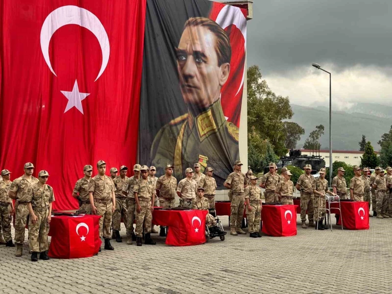 Kamuflaj giyen engelli gençler yemin etti
