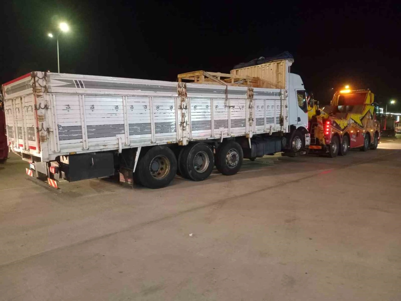 Kamyon çekiciye arkadan çarptı, 1 ölü
